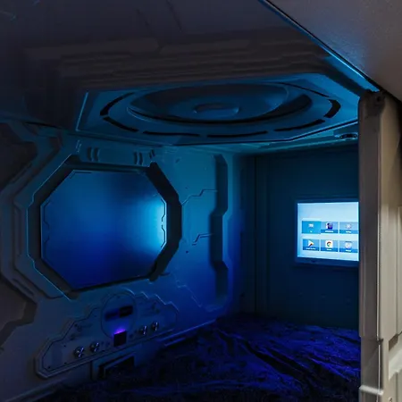 Kapselhotel Mit Lounge & Massagesesseln - Naehe Hauptbahnhof Halle-saale Галль